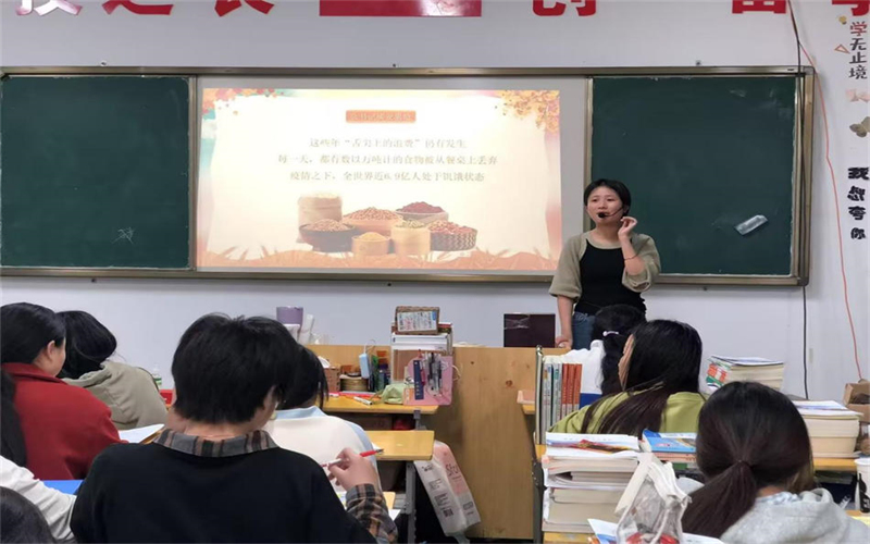 我校學工處組織各班級召開食品安全主題班會