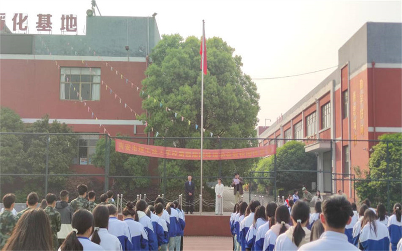 吉安市理工技工學(xué)校升旗儀式：開啟校園新征